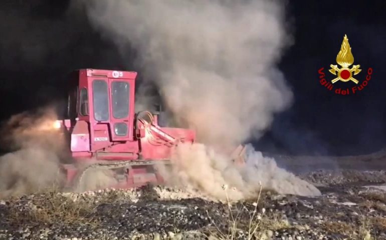 Giorgino: a fuoco le alghe, i Vigili del Fuoco hanno lavorato fino a tarda notte