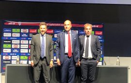 Atterrato stamattina all’aeroporto di Elmas, Eusebio Di Francesco ha firmato con il Cagliari un contratto biennale. Il nuovo mister rossoblù d’accordo con presidente Giulini e con il nuovo direttore sportivo, Pierluigi Carta, vuole una squadra che faccia divertire i tifosi