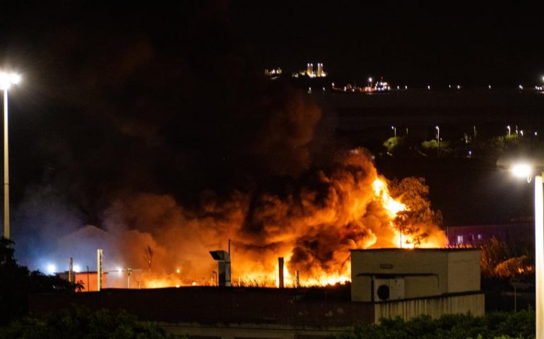 Vasto incendio in via San Paolo: minacciate alcune strutture