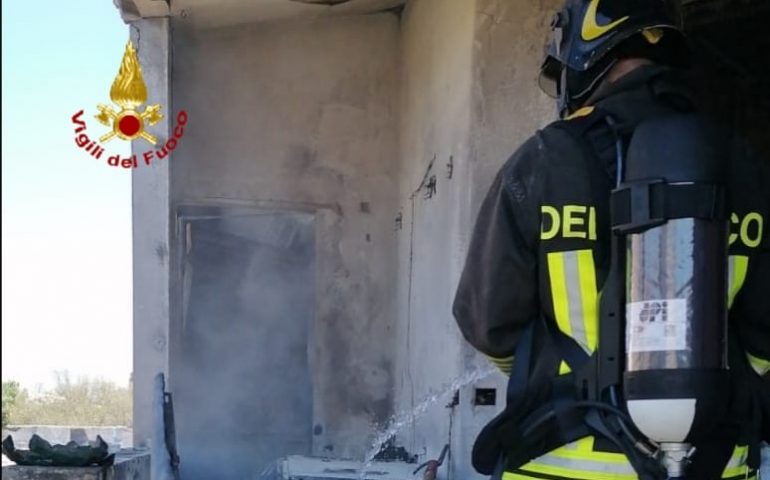 Fiamme in una casa a San Sperate: due persone in ospedale