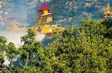 incendio-canadair-burgos-corpo-forestale-vigili-del-fuoco