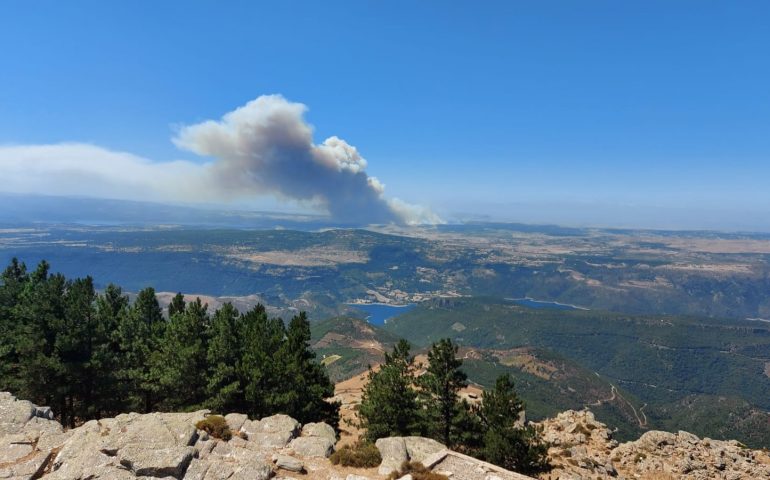 La foto: la colonna di fumo che si solleva da Mandas, vista da Esterzili