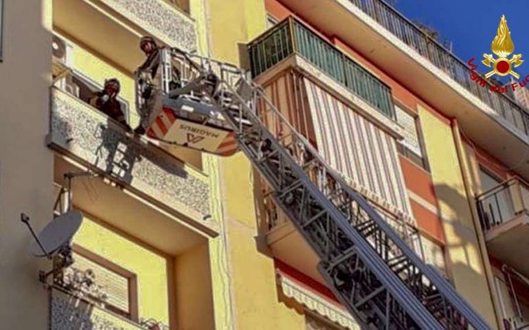 Cagliari: paura in un appartamento in via Goldoni per un materasso incendiato