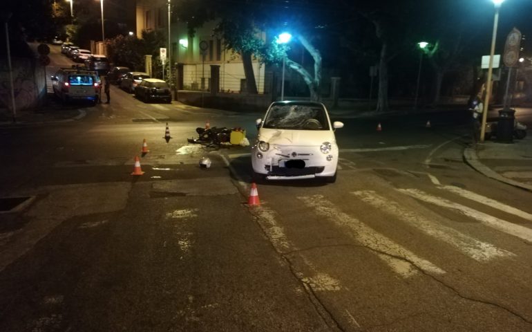 Cagliari, portapizze in scooter si scontra con un’auto, finisce in codice rosso al Brotzu