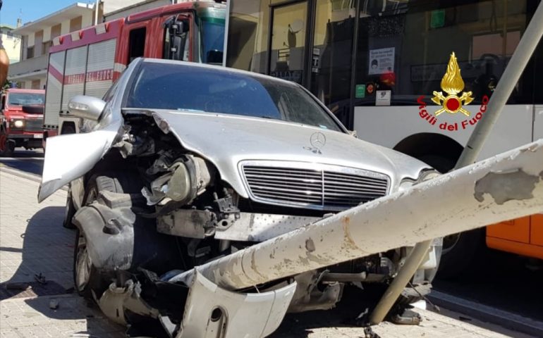 Elmas, abbatte un lampione e va addosso a un bus del Ctm: illesa