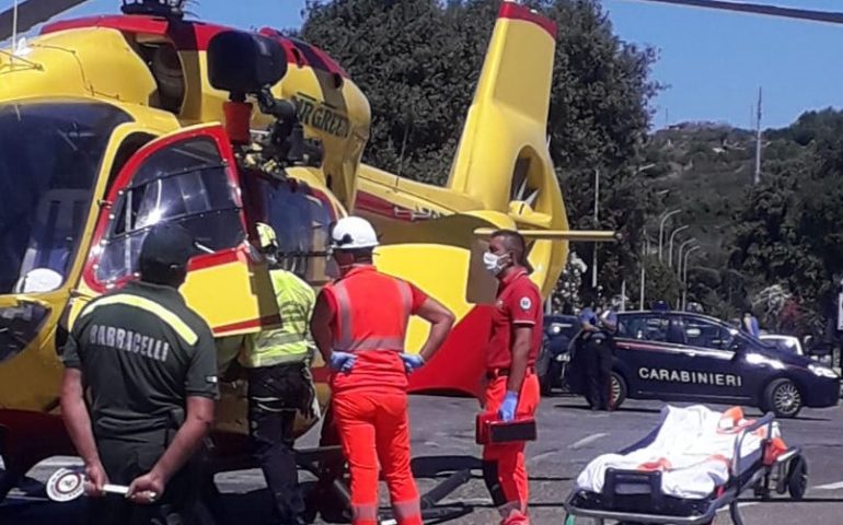 Modolo: bimbo si lancia dall’auto in corsa, trasportato in elisoccorso a Cagliari