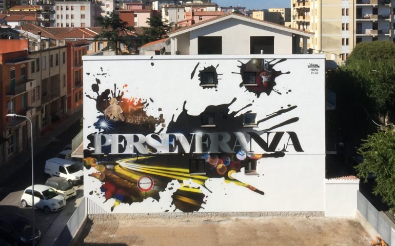 “Perseveranza”: l’opera di Manu Invisible a Nuoro per le vittime della “strada maledetta”, la SS 129