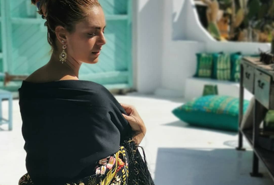 Miriam Leone su Instagram con lo scialle dell’abito tradizionale di Oliena: “Sardegna che mi abbraccia”