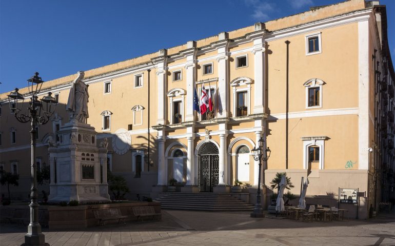 Coppia di toscani arriva a Oristano in vacanza ma è positiva al covid: ricoverati a Cagliari