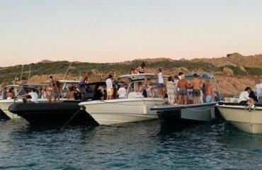 Un'immagine del party davanti all'isola di Mortorio - Foto Guardia Costiera