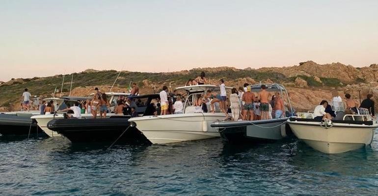 Un'immagine del party davanti all'isola di Mortorio - Foto Guardia Costiera