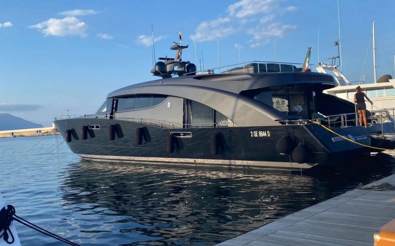Roberto Cavalli con il suo eccentrico yacht al Porticciolo turistico di Arbatax