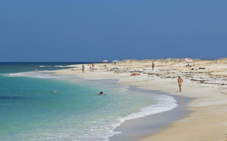Le spiagge più belle della Sardegna. La bellezza di Maimoni: sabbia dorata impreziosita da chicchi di quarzo bianco e rosa