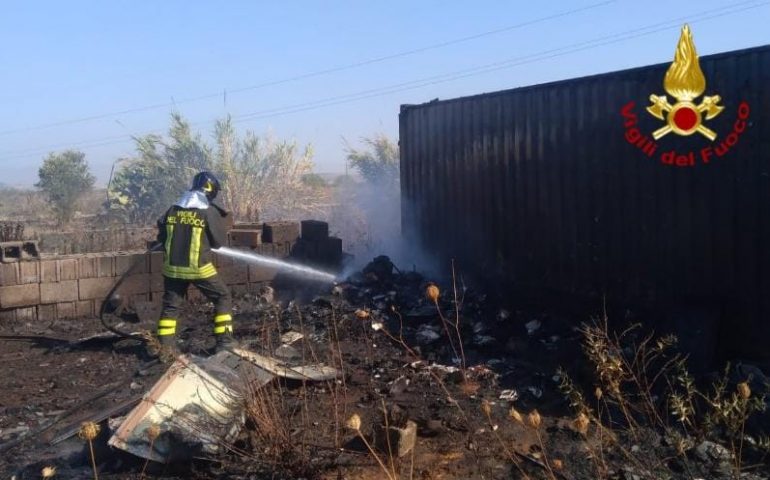 Sestu: a fuoco un container, paura per le bombole di Gpl avvolte dalle fiamme