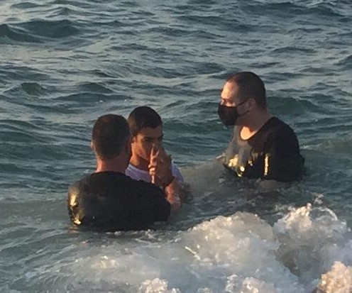 Battesimi in mare per i Testimoni di Geova sardi: i riti condizionati dalla pandemia