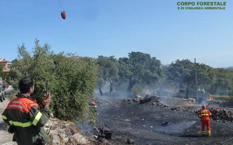 Torpè, grosso incendio in località Nuraghe San Pietro: due elicotteri in azione