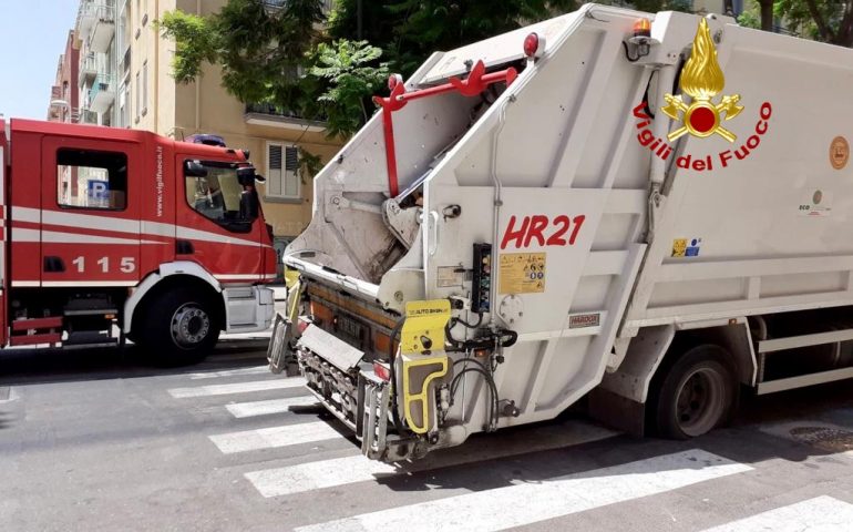 Cagliari: in via Dante cede il manto stradale, camion dei rifiuti rimane bloccato