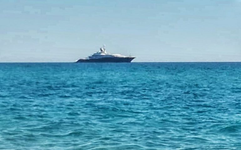 Il mega yacht del politico del Qatar al largo di Bari Sardo