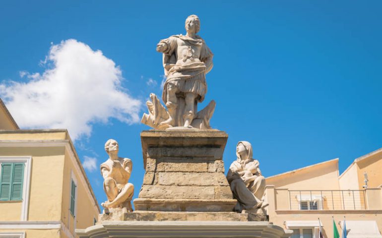 Lo sapevate? Alla statua di Carlo Emanuele III a Carloforte, manca un braccio, ecco perché