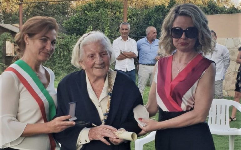 La consigliera Loi con Maria Pampagnin e la nipote