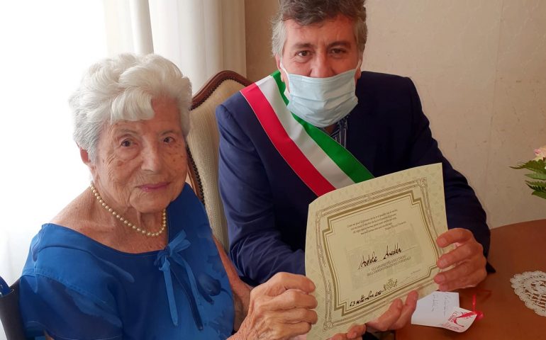 Un’altra centenaria a Cagliari: 105 candeline per l’elegante signora Adele Anedda