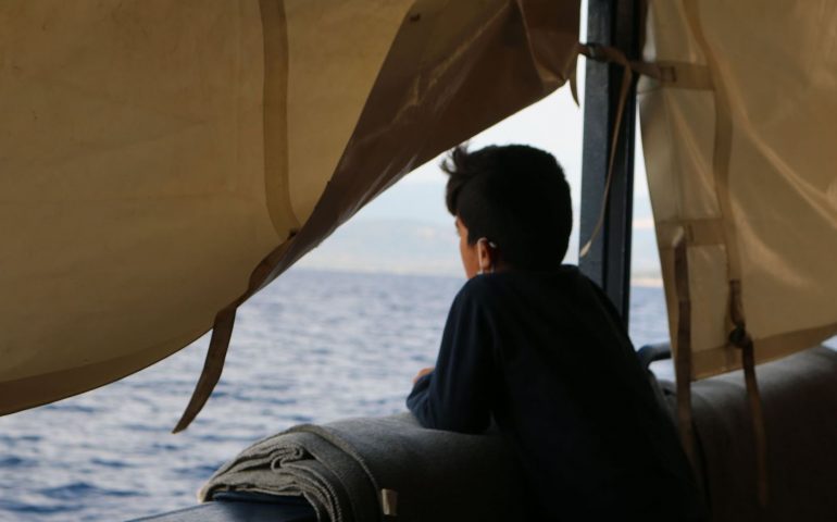 Alan Kurdi: la nave ha attraccato, si organizza lo sbarco tra le proteste dei leghisti