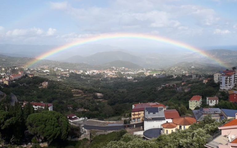 La foto. Uno splendido arcobaleno abbraccia Lanusei