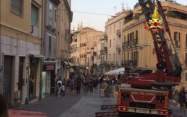 cagliari-caduta-intonaco-muri-via-garibaldi-vigili-del-fuoco