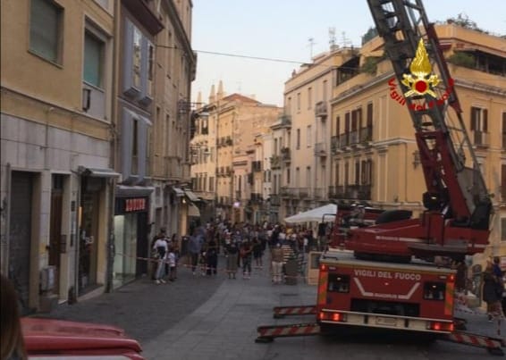 cagliari-caduta-intonaco-muri-via-garibaldi-vigili-del-fuoco