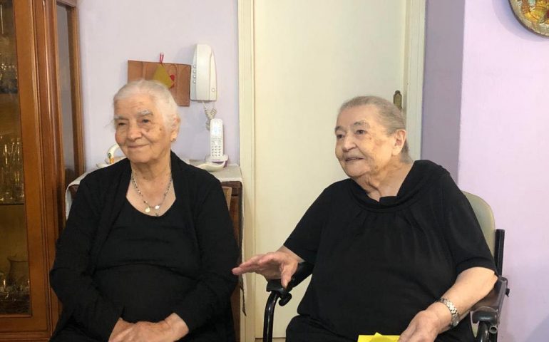 Incontri tra centenarie a Jerzu. Tzia Albina Mou compie 100 anni e riceve la visita dell’amica Maria Laconi, di 101