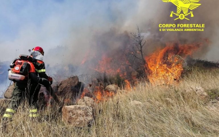 Bruciano le campagne di Macomer. Corpo Forestale al lavoro, interviene anche l’elicottero antincendio