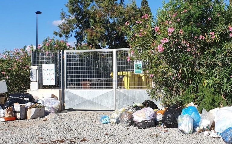 L’isola ecologica di Tortolì sommersa dalla spazzatura. La segnalazione dei residenti: “Ormai pare una gara di inciviltà”
