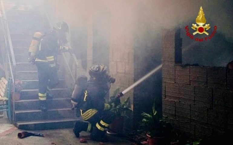 Incendio in una casa ad Arbus: messe in sicurezza alcune bombole