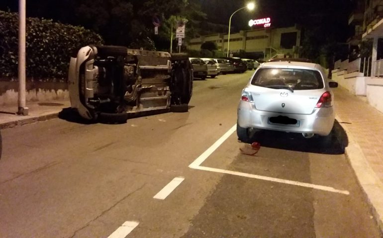 Ubriaco fradicio alla guida urta due veicoli e si ribalta in via Pasteur