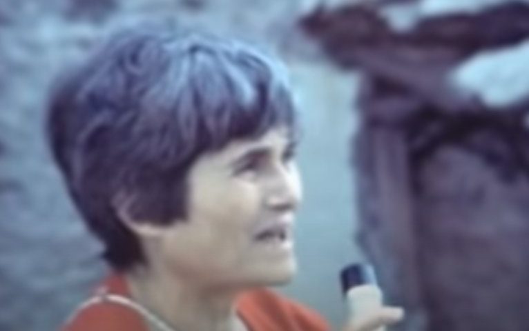 Accadde oggi: l’8 settembre 1981 la performance di Maria Lai “Legarsi alla montagna”. Il VIDEO di Tonino Casula