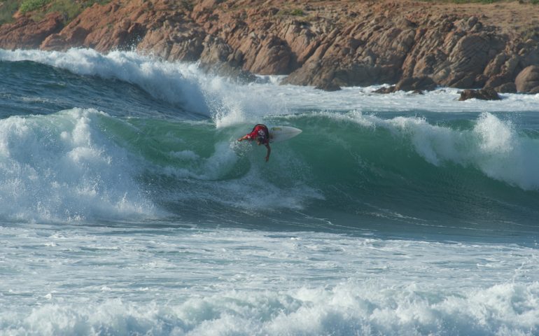Se il mare ruggisce i surfisti non resistono: il Covid non ferma il Marinedda Bay Open