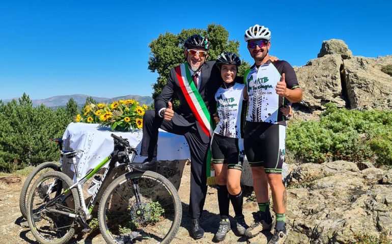 Arzana, Silvia e Michele si dicono sì in sella alla bici a 1.240 metri, in cima a Monte Idolo