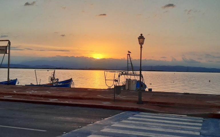 La foto. L’alba sulla laguna di Sant’Antioco nello scatto di Efisio Pilloni