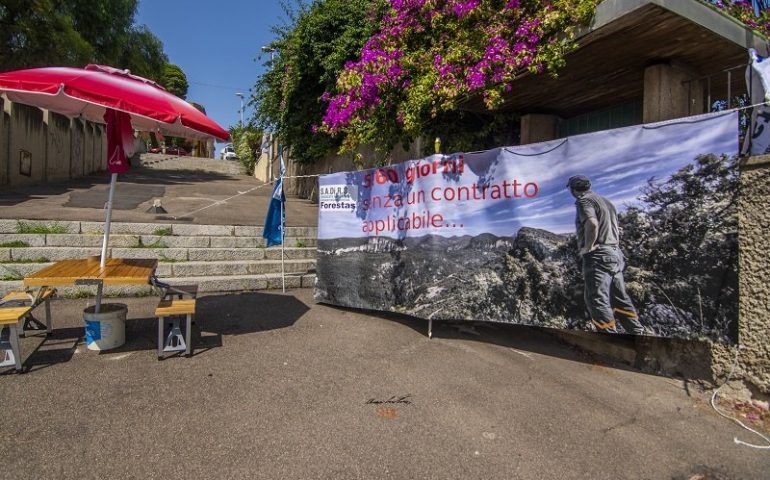 (FOTO) I lavoratori di Forestas davanti a Villa Devoto: iniziato ieri il presidio