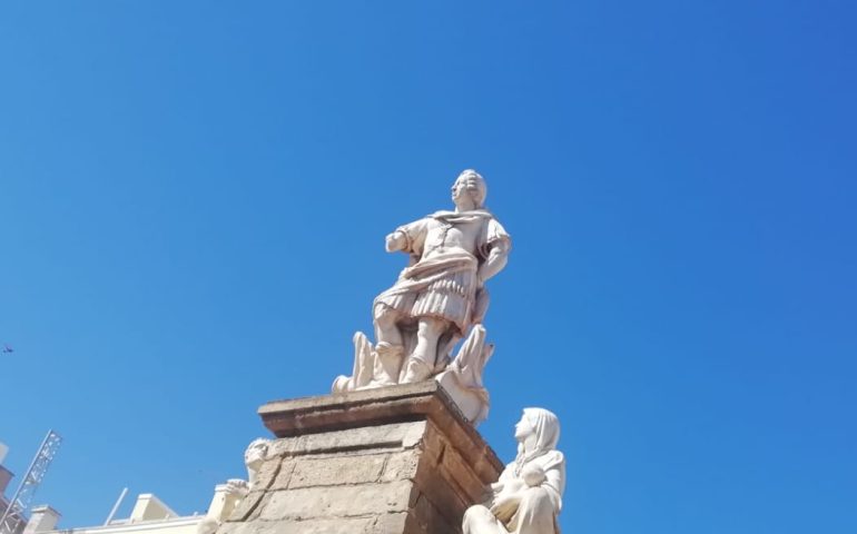 Cagliari, alla statua di Carlo Emanuele III manca un braccio: ecco perché