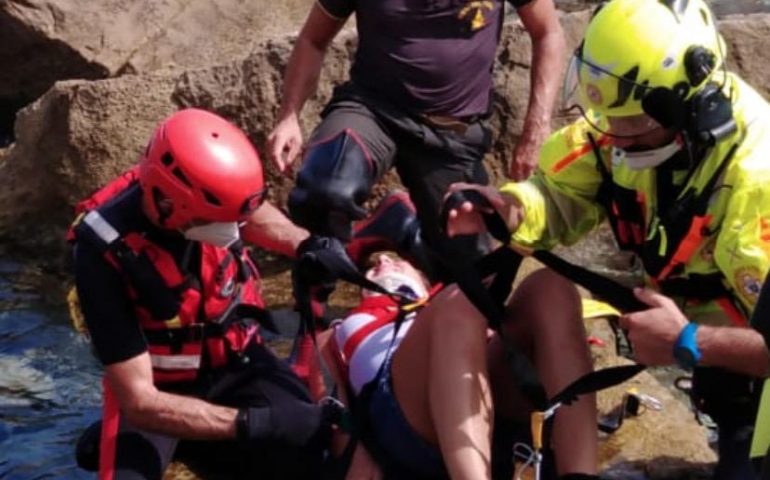 Baunei. Turista cade dagli scogli e non riesce più a muoversi: soccorsa e trasferita in ospedale