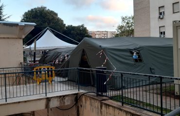 Allestimento tende nel piazzale Pronto soccorso_2