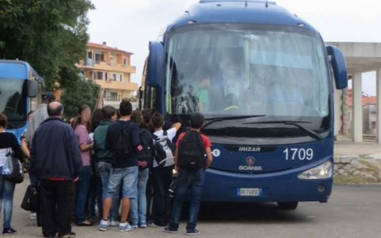 M5S: «La Regione aveva 5 milioni per il trasporto pubblico, Solinas preferisce chiudere le scuole»