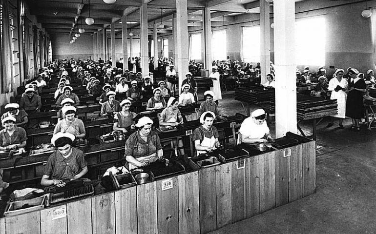 Foto d'epoca delle sigaraie a lavoro presso Sa Manifattura