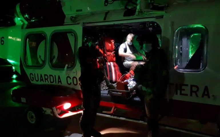 Uomo ferito gravemente su una nave nel Golfo di Cagliari: trasportato al Brotzu