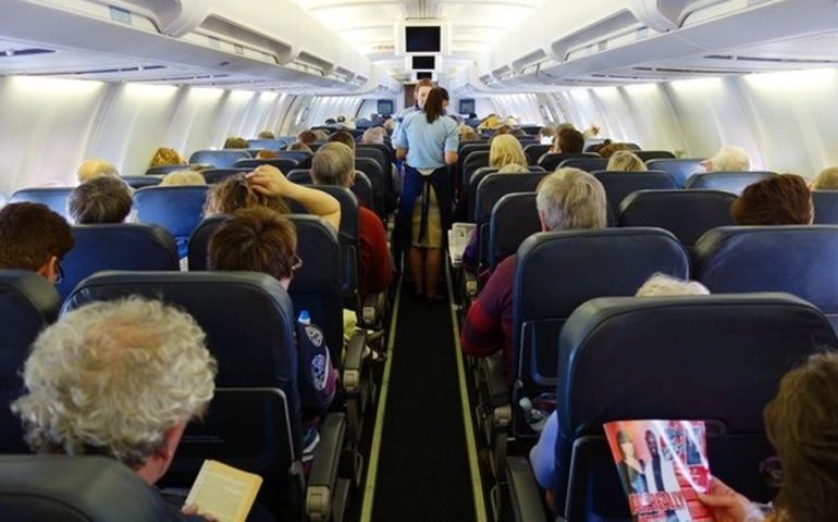 Molte compagnie aeree servono i pasti a bordo senza distanziamento, e voi cosa ne pensate?