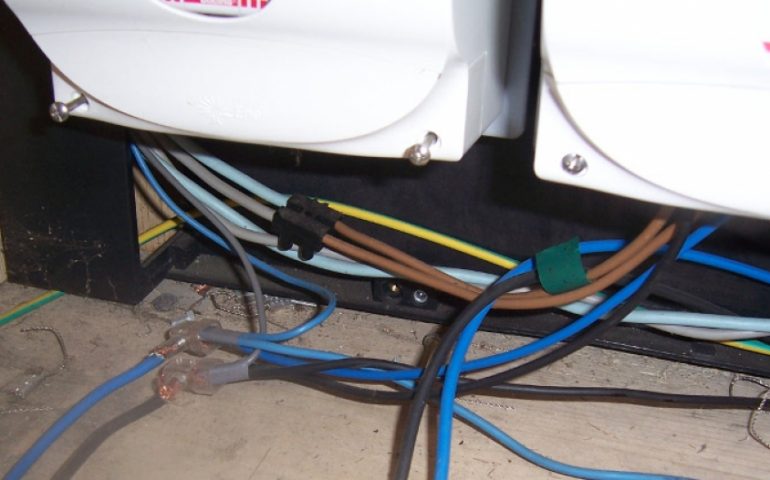 Capoterra: presi 6 furbetti del contatore, energia elettrica a “scrocco” e cavi volanti pericolosi