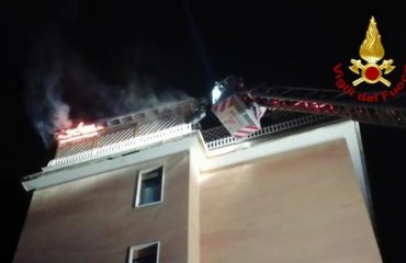 cagliari-fuoco-tettoia-via-castelvì.vvf