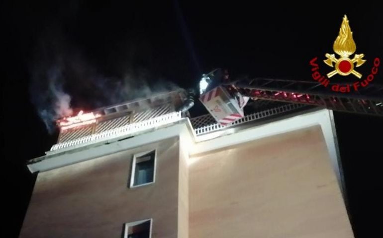 cagliari-fuoco-tettoia-via-castelvì.vvf