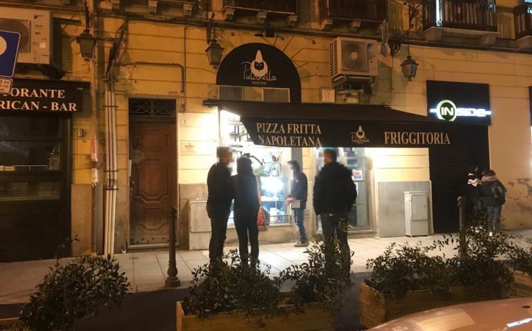 La foto: ore 20, i locali sono chiusi ma i cagliaritani puntano all’asporto, dando una mano ai ristoratori